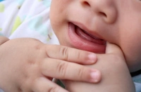 Trẻ sơ sinh bị nhiệt miệng: Nguyên nhân, dấu hiệu & giải pháp